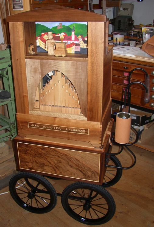 Figurenorgel mit Wagen